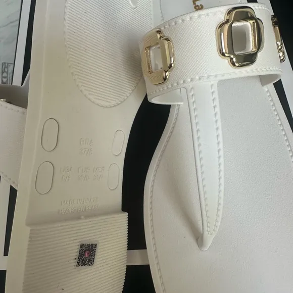 Larroude Women’s Milan Grommet Thong Sandals- white size 8/9