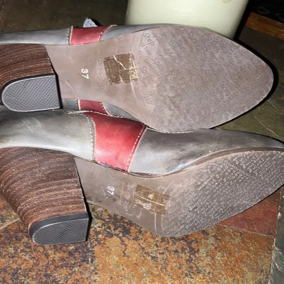L'ATISTE Red and Gray Heeled Boots with Chunky Block Heel