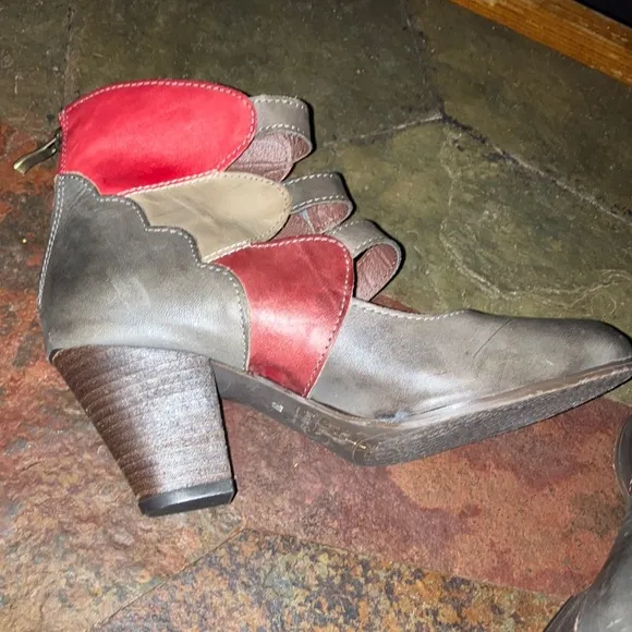 L'ATISTE Red and Gray Heeled Boots with Chunky Block Heel