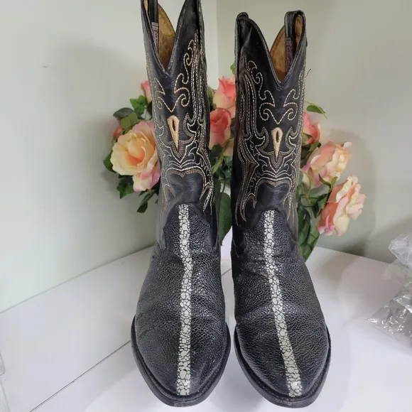 LEATHER MADE IN MEXICO COWBOY WESTERN POINTED TOE BOOTS.