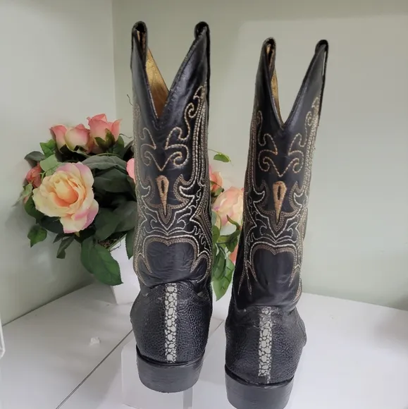 LEATHER MADE IN MEXICO COWBOY WESTERN POINTED TOE BOOTS.