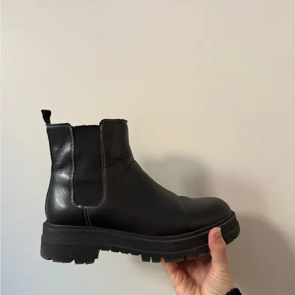 Marc fisher Patrick ankle boot Chelsea contrast stitching black size 8 lug sole