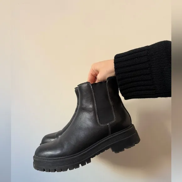 Marc fisher Patrick ankle boot Chelsea contrast stitching black size 8 lug sole