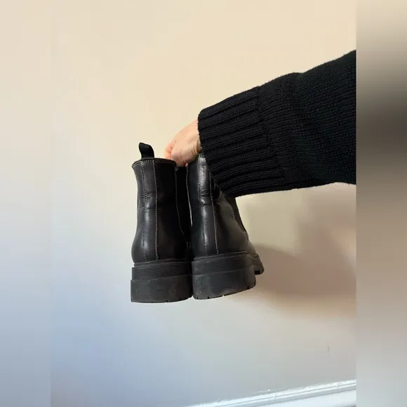 Marc fisher Patrick ankle boot Chelsea contrast stitching black size 8 lug sole