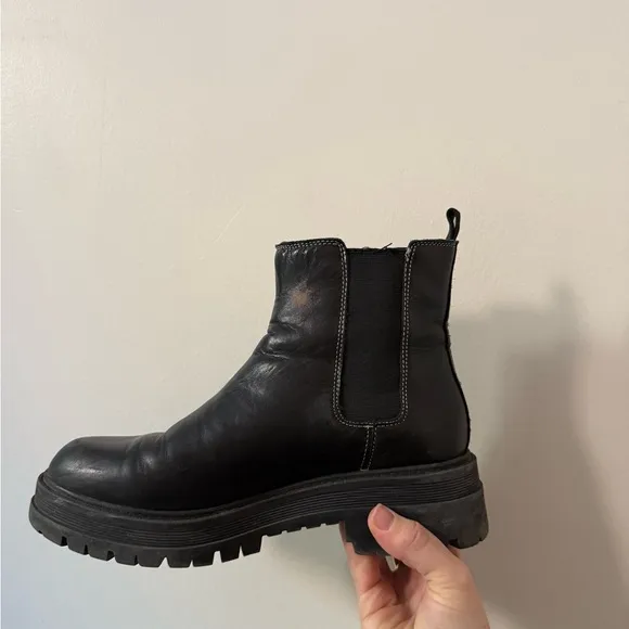 Marc fisher Patrick ankle boot Chelsea contrast stitching black size 8 lug sole