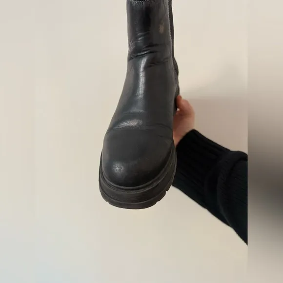 Marc fisher Patrick ankle boot Chelsea contrast stitching black size 8 lug sole
