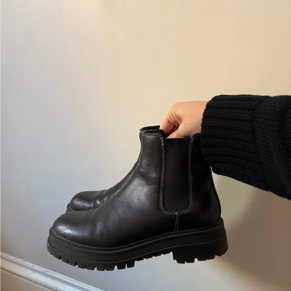 Marc fisher Patrick ankle boot Chelsea contrast stitching black size 8 lug sole
