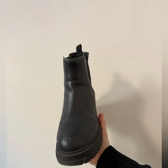 Marc fisher Patrick ankle boot Chelsea contrast stitching black size 8 lug sole