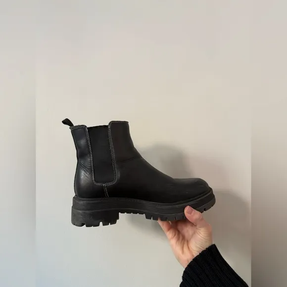 Marc fisher Patrick ankle boot Chelsea contrast stitching black size 8 lug sole