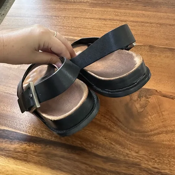 Massimo Dutti Black Leather Sandals. Size 37