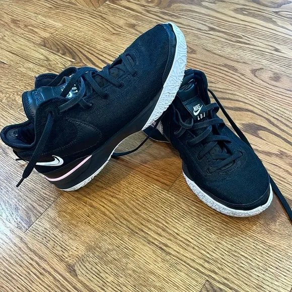 Men’s Nike Lebron Nexxt Generation Basketball Sneakers/Shoes. Size 8.5.