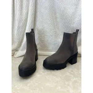 Mia Grey Pull On Chunky Lug Sole Platform Heeled Chelsea Boots Womens 10 US New
