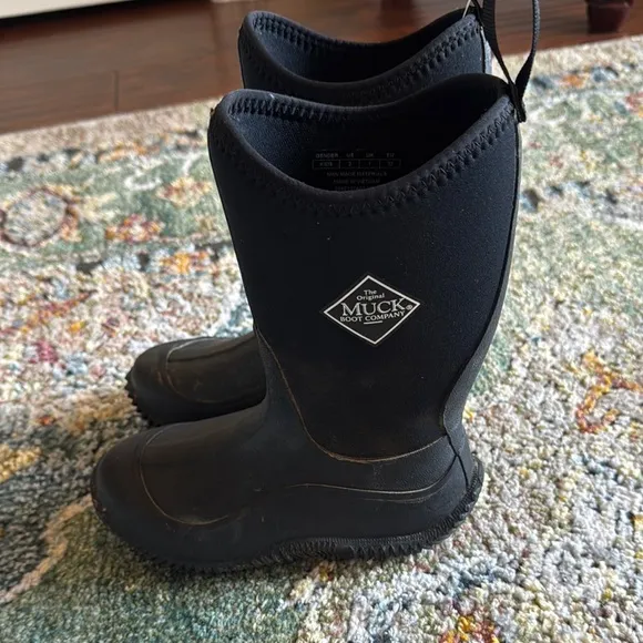 Muck Boot Co Black Waterproof Boots in SZ KIDS 2 VERY GOOD PREOWNED CONDITION!!!