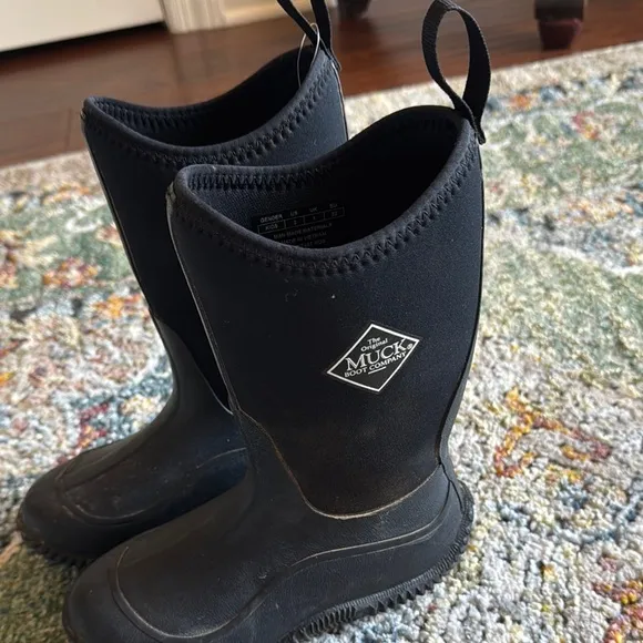 Muck Boot Co Black Waterproof Boots in SZ KIDS 2 VERY GOOD PREOWNED CONDITION!!!