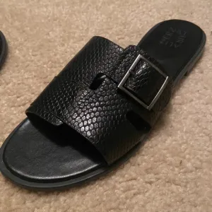 NATURALIZER Women’s Faryn Leather Embossed Slide Sandals Black Size 9