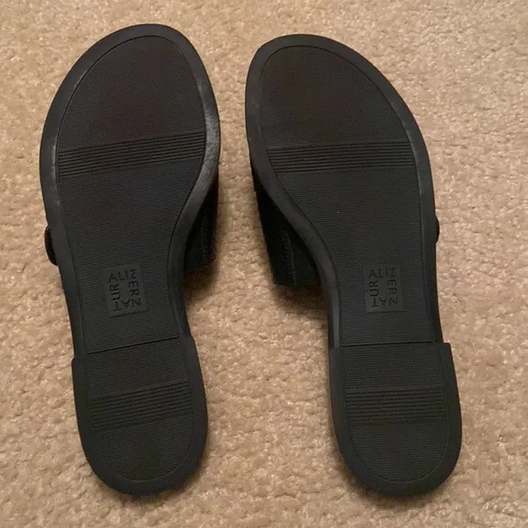 NATURALIZER Women’s Faryn Leather Embossed Slide Sandals Black Size 9