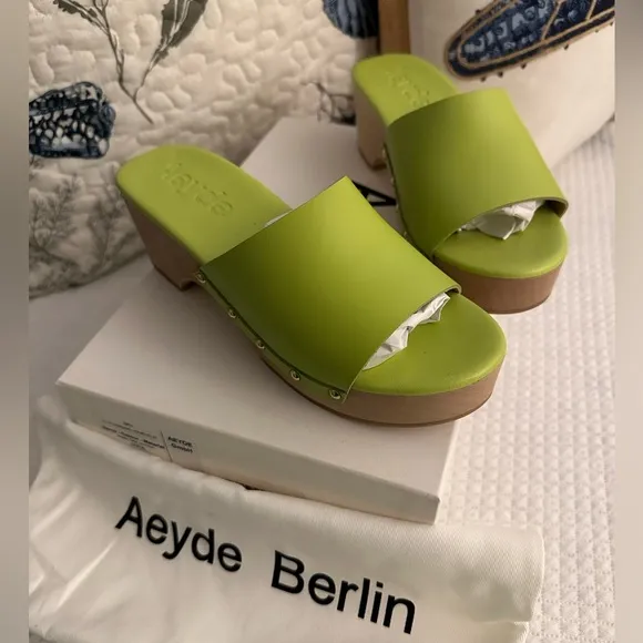 NEW | AEYDE  Bobbie Leather Clog Sandals | Apple 🍏