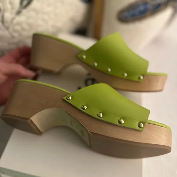 NEW | AEYDE  Bobbie Leather Clog Sandals | Apple 🍏