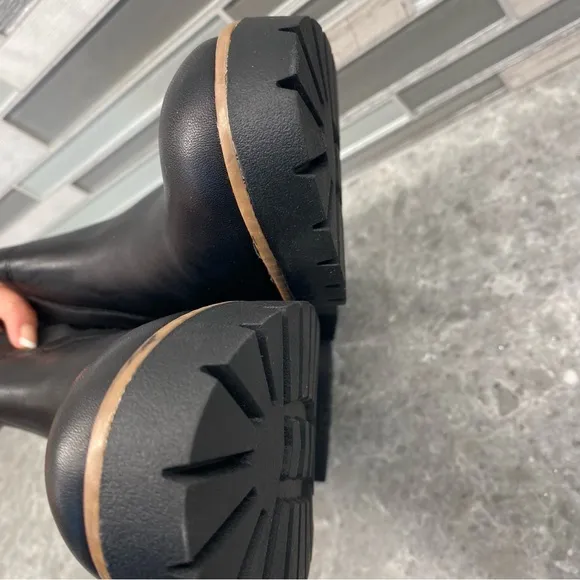 NEW! Blondo Dyme Waterproof Chelsea Ankle Bootie Black Leather Size 8.5