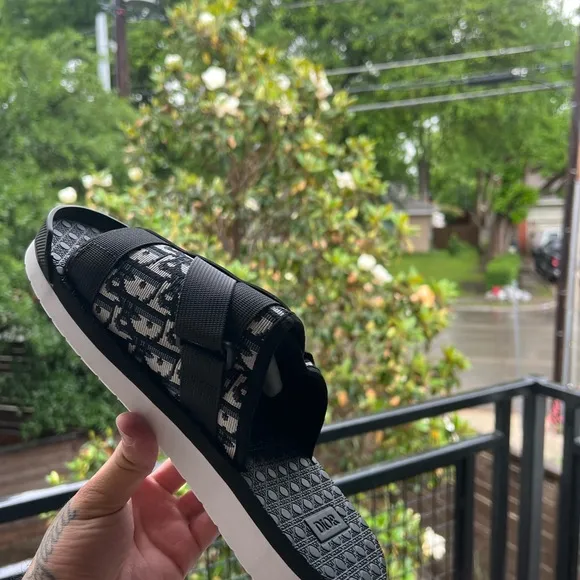 New CD Sandals