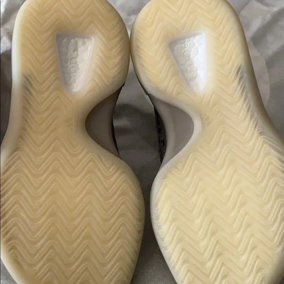 New in box YZY QNTM