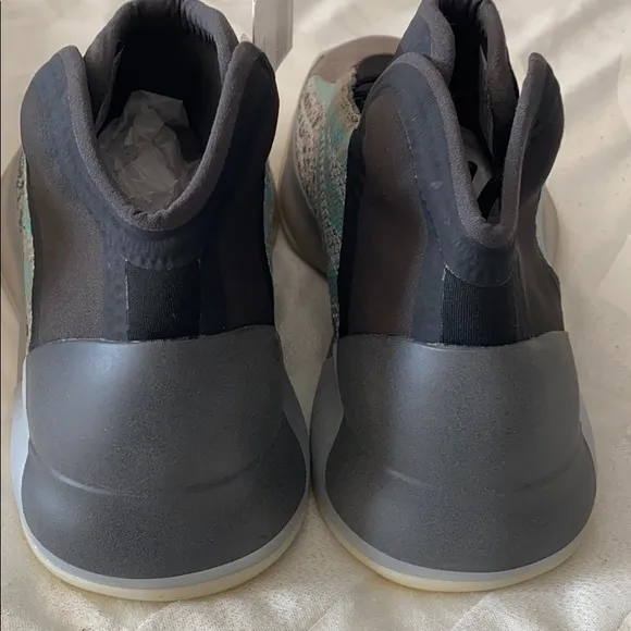 New in box YZY QNTM