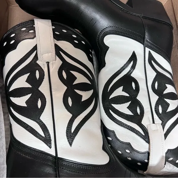 New 𝅺Steve madden Laredo western boots Size 9.5 Black White Leather almond toe