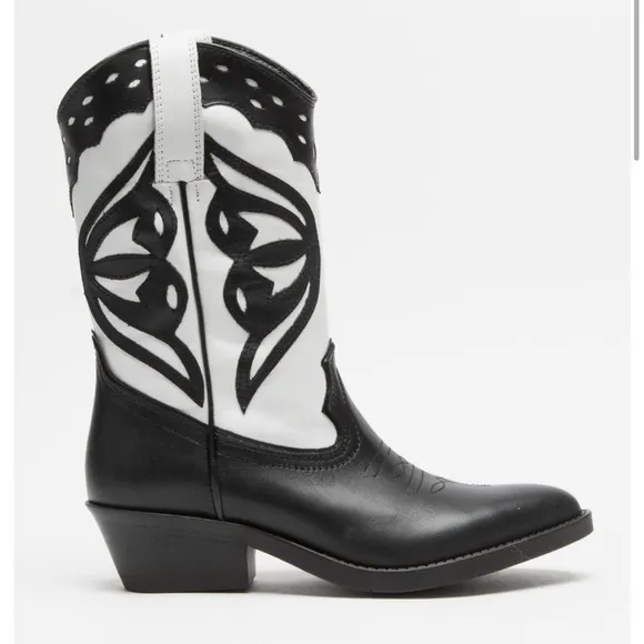 New 𝅺Steve madden Laredo western boots Size 9.5 Black White Leather almond toe