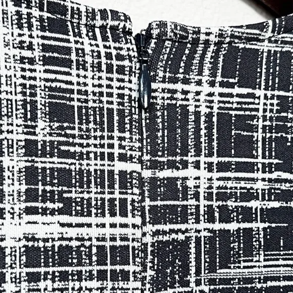 NEW Theory Rijik B Grid Stretch Knit Sheath Dress Size 4 Monochrome Mod Classic