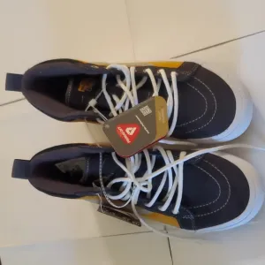 New with tags Vans off the wall Boys sneakers size 5