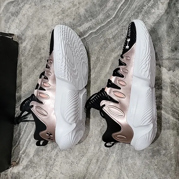 NIB (no lid) Women's Under Armour Flow Breakthrough 4 Basketball sneakers