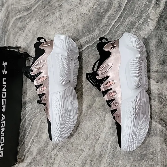 NIB (no lid) Women's Under Armour Flow Breakthrough 4 Basketball sneakers