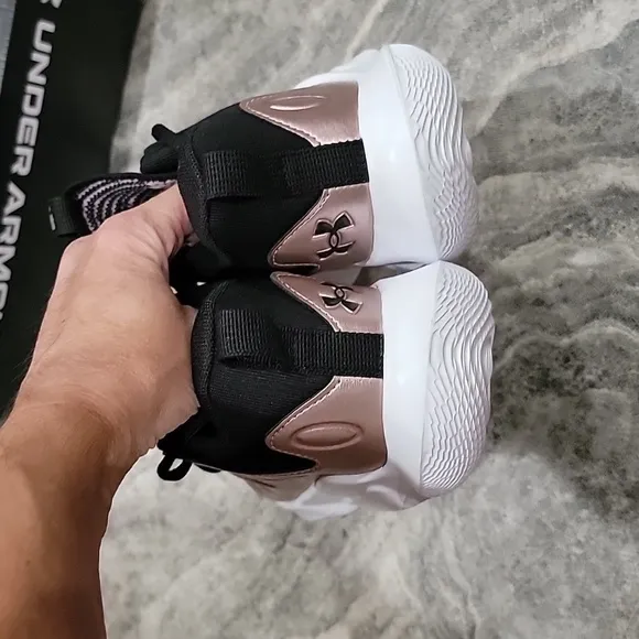 NIB (no lid) Women's Under Armour Flow Breakthrough 4 Basketball sneakers