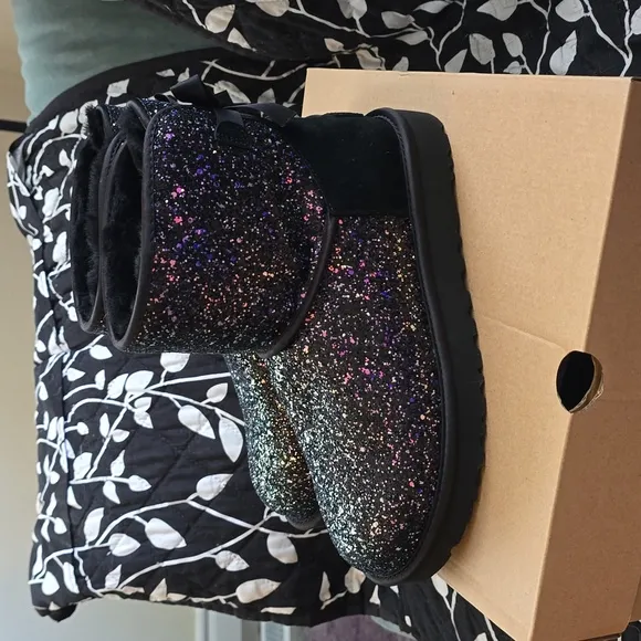 NIB Ugg Classic Mini Bow Tie Cosmo Boots - Size 9 Women's 🎀