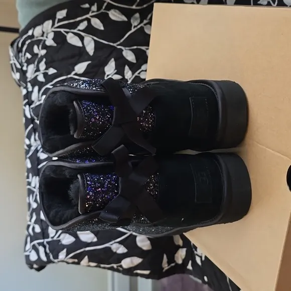 NIB Ugg Classic Mini Bow Tie Cosmo Boots - Size 9 Women's 🎀
