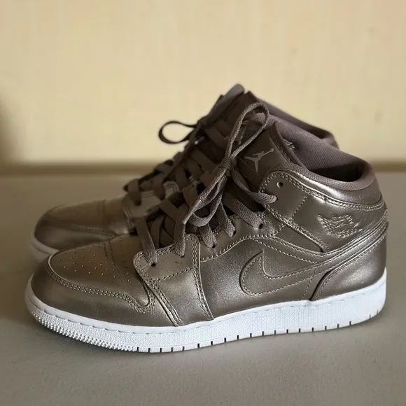 NIKE Air Jordan 1 Mid SE Basketball Sneakers