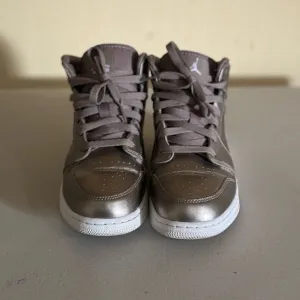 NIKE Air Jordan 1 Mid SE Basketball Sneakers