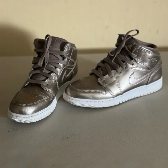 NIKE Air Jordan 1 Mid SE Basketball Sneakers