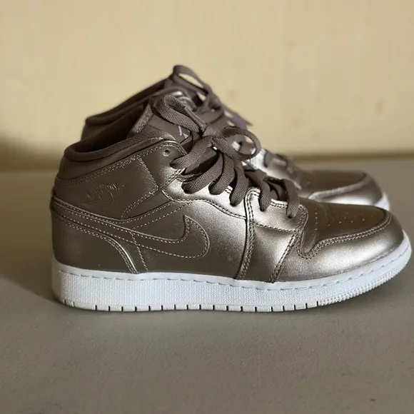 NIKE Air Jordan 1 Mid SE Basketball Sneakers