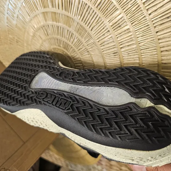 NIKE COSMIC UNITY  Athletic Sneakers
