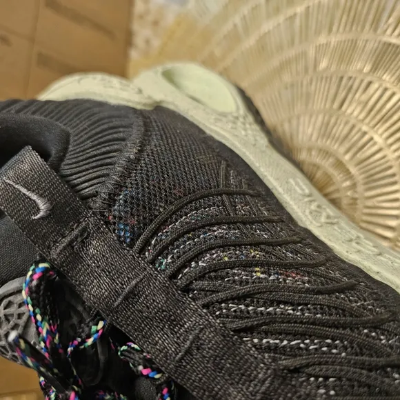 NIKE COSMIC UNITY  Athletic Sneakers