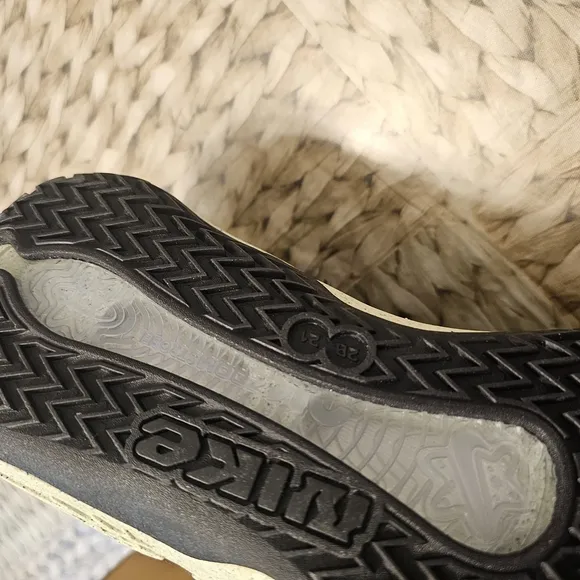 NIKE COSMIC UNITY  Athletic Sneakers