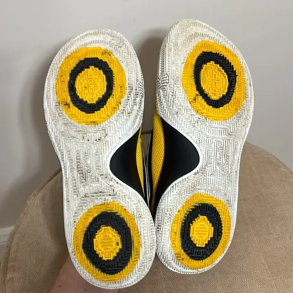 Nike Kyrie 1 Low Amarillo AO8979-700