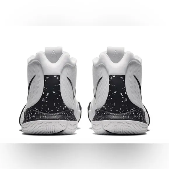 Nike Kyrie 4 - Size 7.5 Men’s // White and Black Basketball Sneakers