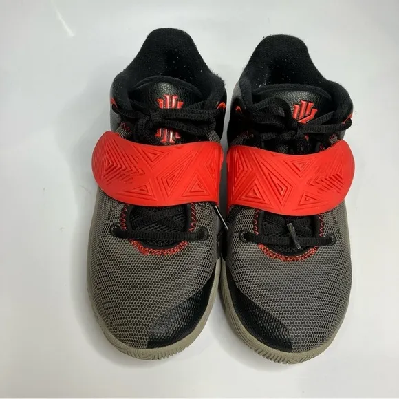 Nike Kyrie Flytrap 3 basketball sneakers size 5Y