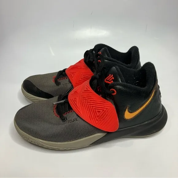 Nike Kyrie Flytrap 3 basketball sneakers size 5Y