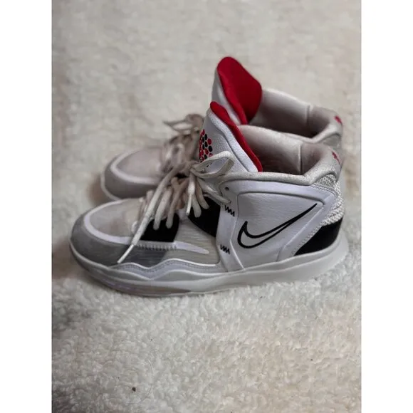 NIKE KYRIE INFINITY WHITE-BLACK-UNIVERSITY RED &quot;MAN MACHINE&quot; SZ 4.5 DD0334-101