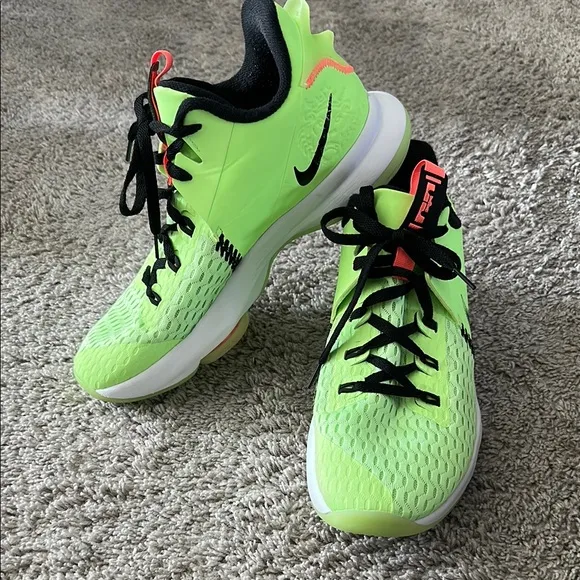 Nike LeBron Witness 5 Grinch Basketball Sneakers