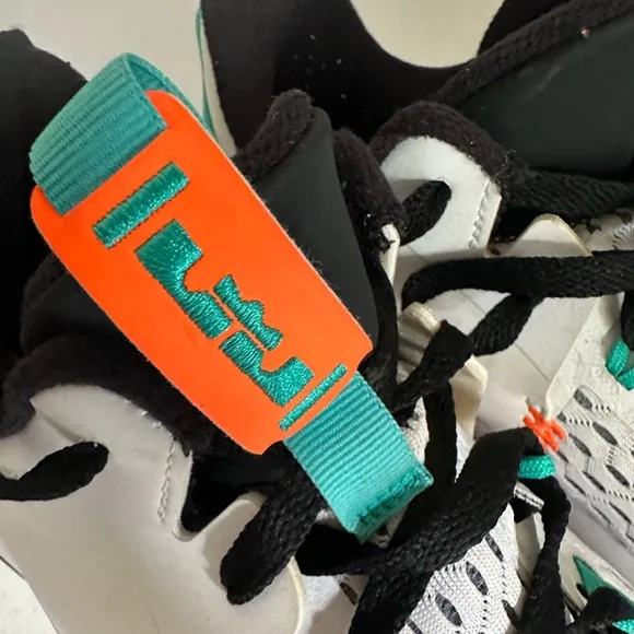 Nike LeBron Witness 5 White and Teal Mesh Basketball Sneakers. Men’s Size 8.5