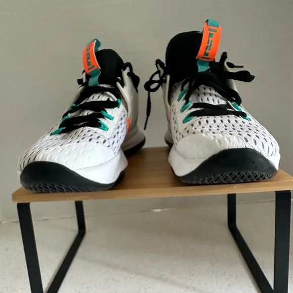 Nike LeBron Witness 5 White and Teal Mesh Basketball Sneakers. Men’s Size 8.5
